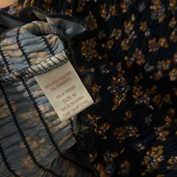 💙🌸Nwt Navy blue & floral off shoulder stretchy crop top size M - Picture 4 of 6
